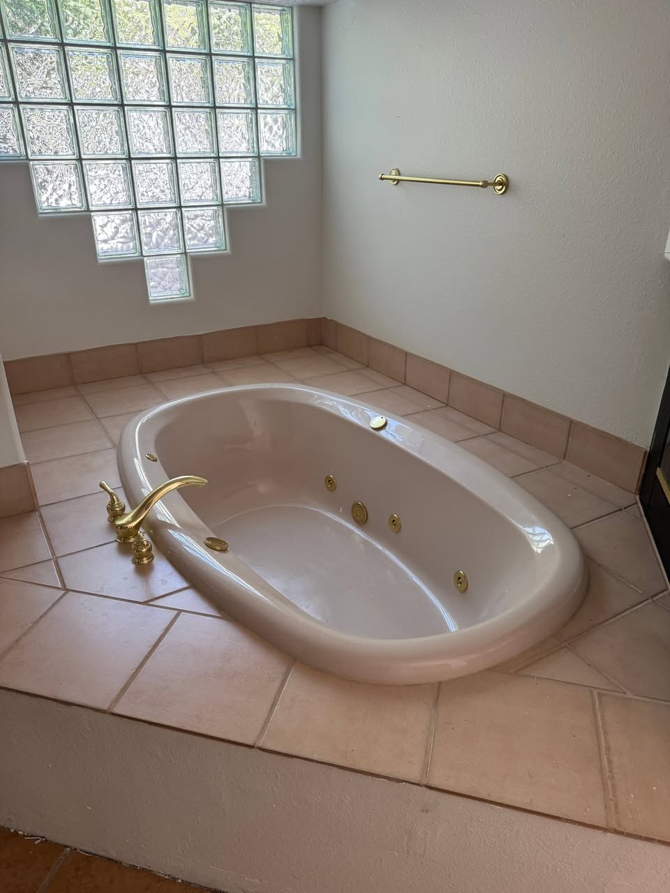Bathtub before resurfacing